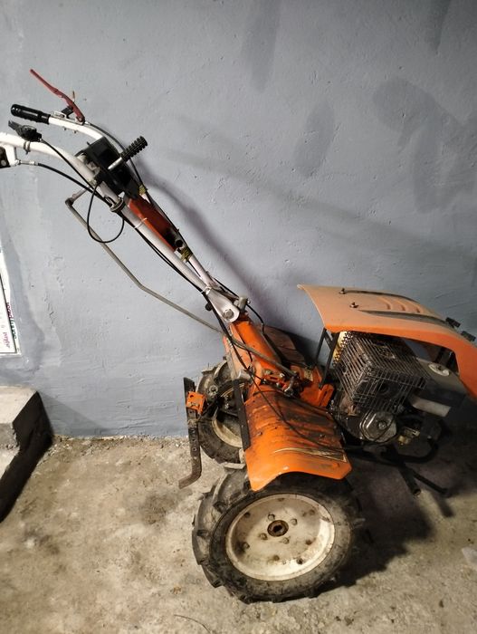 Vând motocultor.