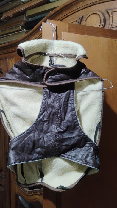 Hainuta cu aspect de piele de miel si captuseala moale pentru caini