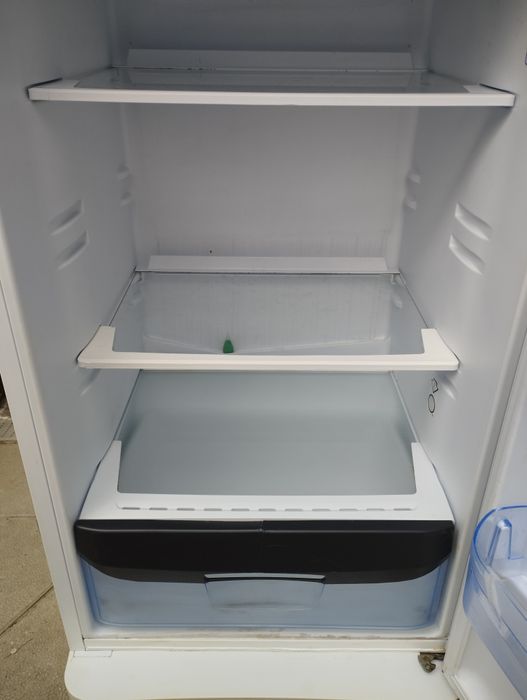 Продавам хладилник с камера indesit taan