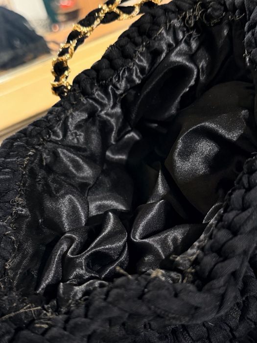 Geanta neagră crossbody handmade croșetată cu franjuri