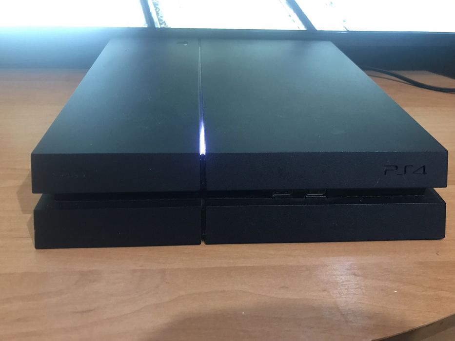 Продам плейстейшин 4 в идеальном состояние