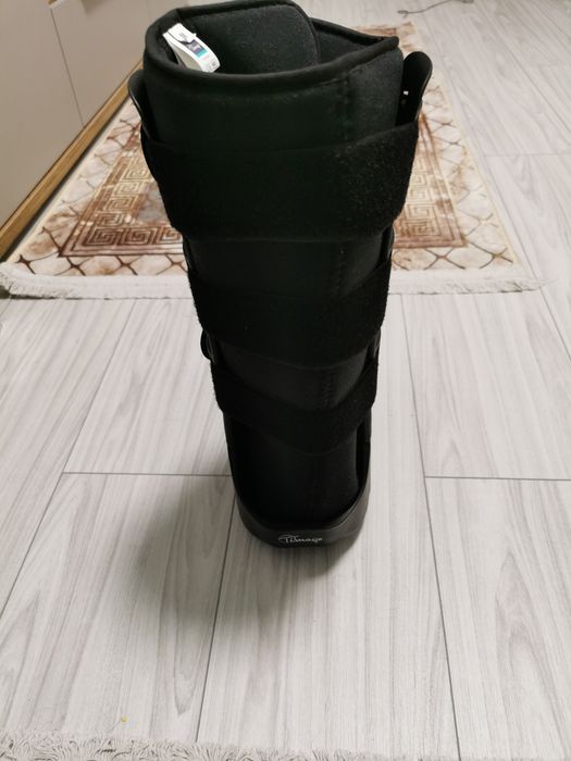 Orteza Walker cu perna de aer și carje