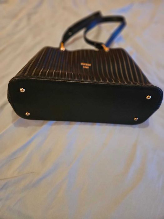 Намалена нова оригинална чанта Guess