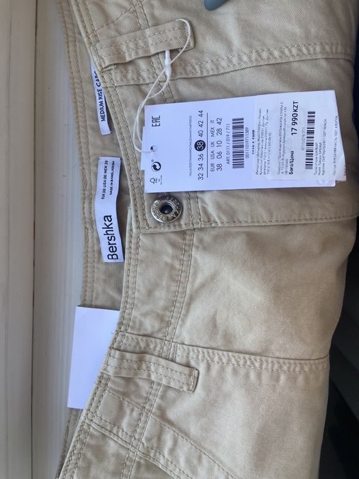 Брюки из Bershka карго прямого кроя.