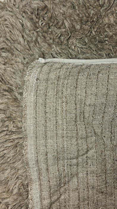 Бежов и червен китеници и родопско вълнено одеяло