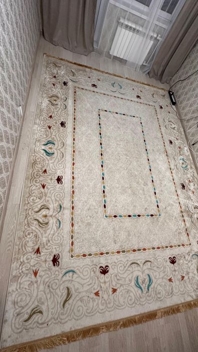 Продам светлый чистый ковер