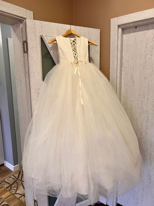 Прекрасна  рокля за шаферки или кръщене 8-9 години 128-134 р-р