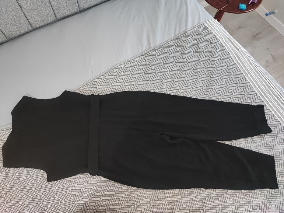 Черен гащеризон с цип на гърба