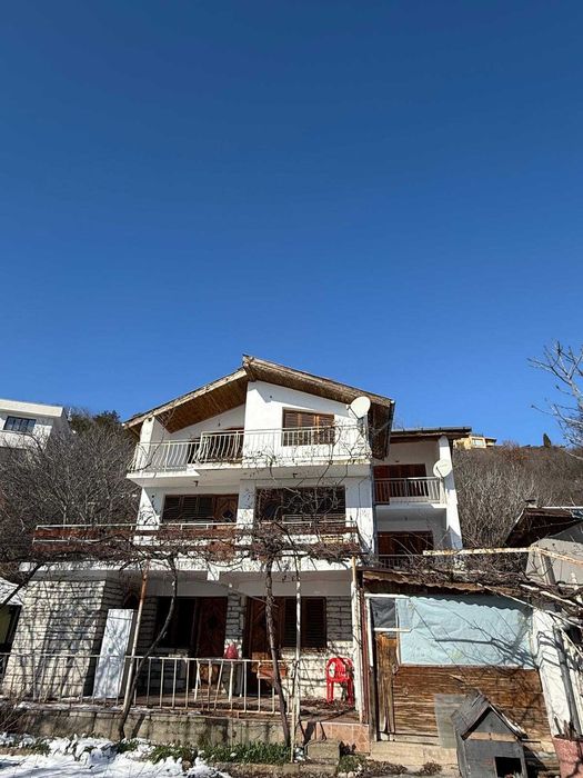 Вилна сграда и магазин за строителни материали