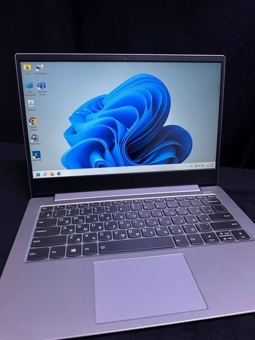 Lenovo  Intel core i3-1005 Ram: 8gb SSD: 129gb