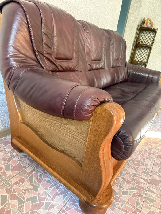 Диван кожанный , натуральное дерево