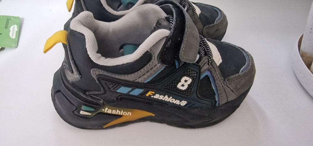 Продам детскую обувь