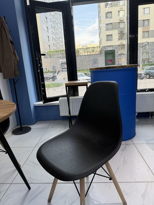 Стол и стулья для бизнеса