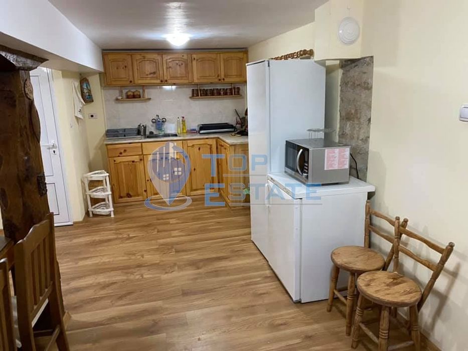 Функционираща къща за гости с басейн и панорамна гледка в село Кисьов