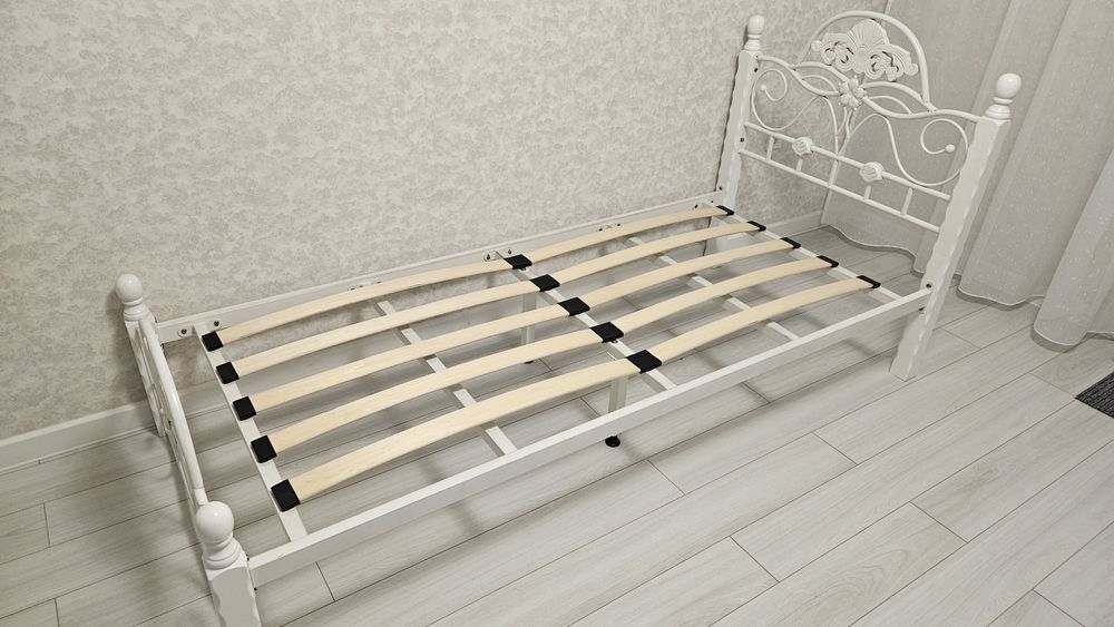 Кровать с матрасом