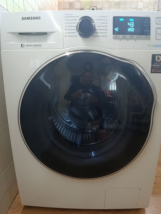 Продавам комбинирана пералня със сушилня Samsung