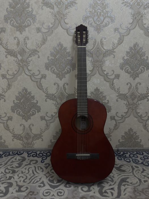 Gitara sotiladi holati zo’r deyarli ishlatilmagan