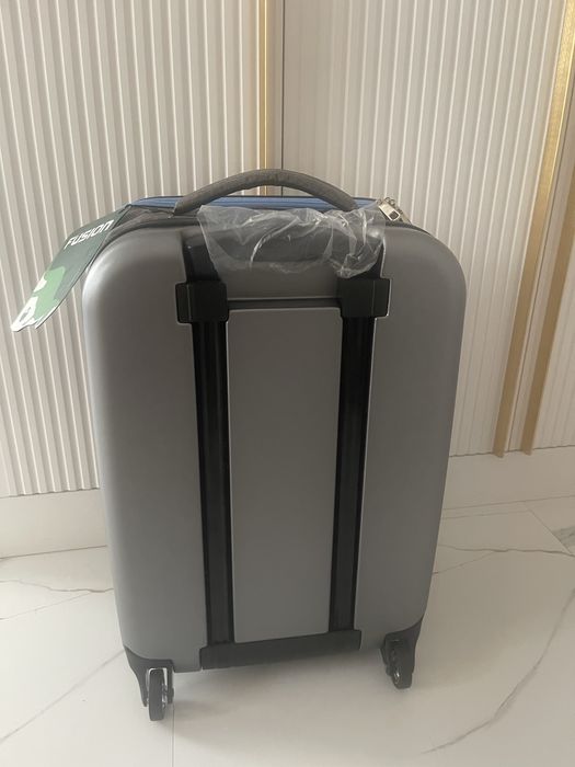 Продам чемодан новый