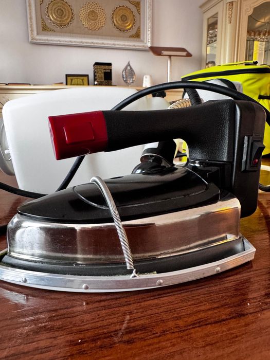 Продается паровой утюг швейный