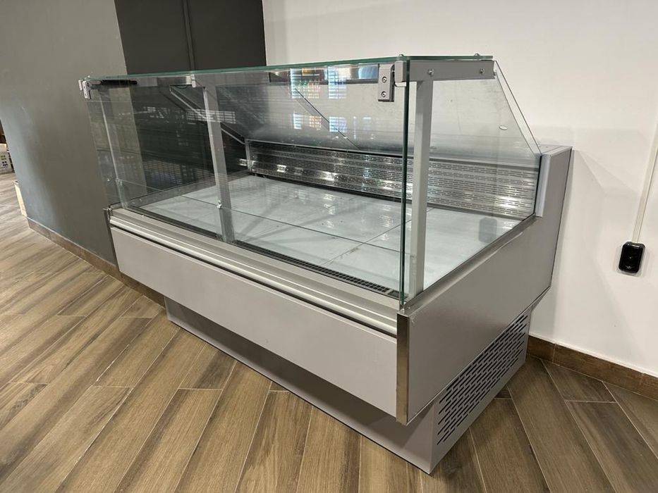 Продам новый Ветринный холодильник