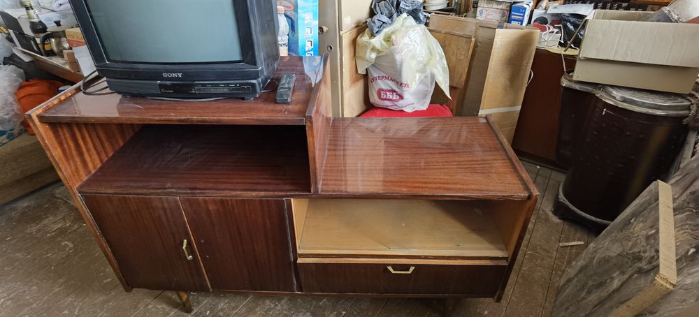 Шкаф за телевизор и чашки