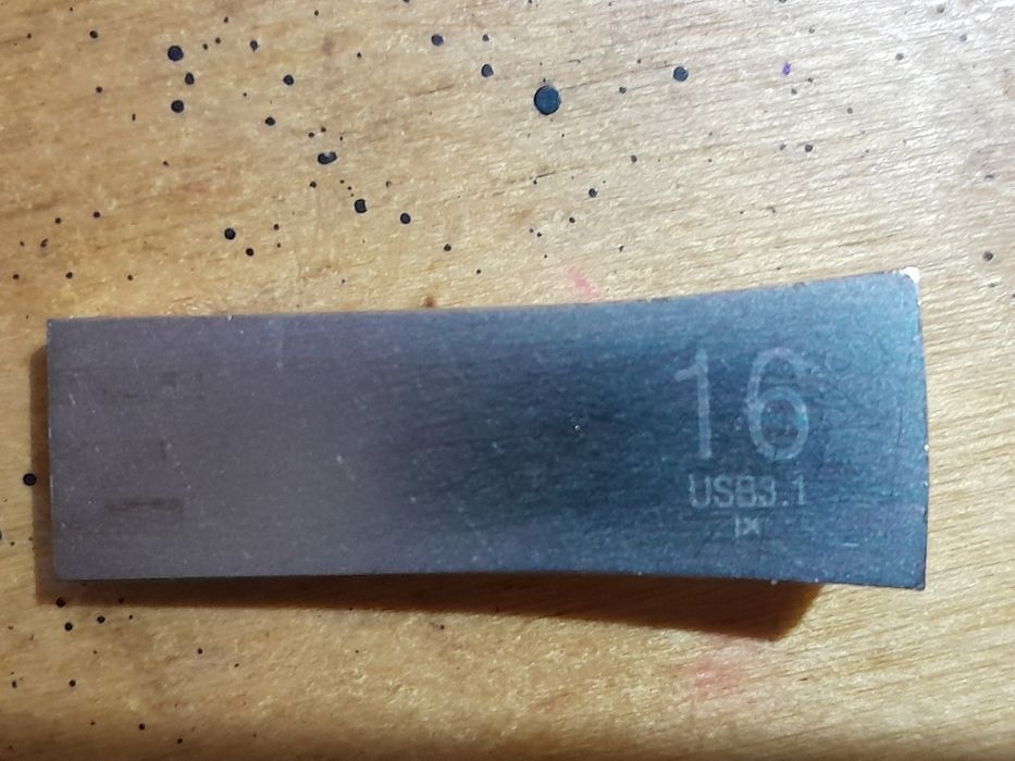 16 GB fleshka — bu ma’lumot saqlash uchun USB xotira. Uni telefon, kom
