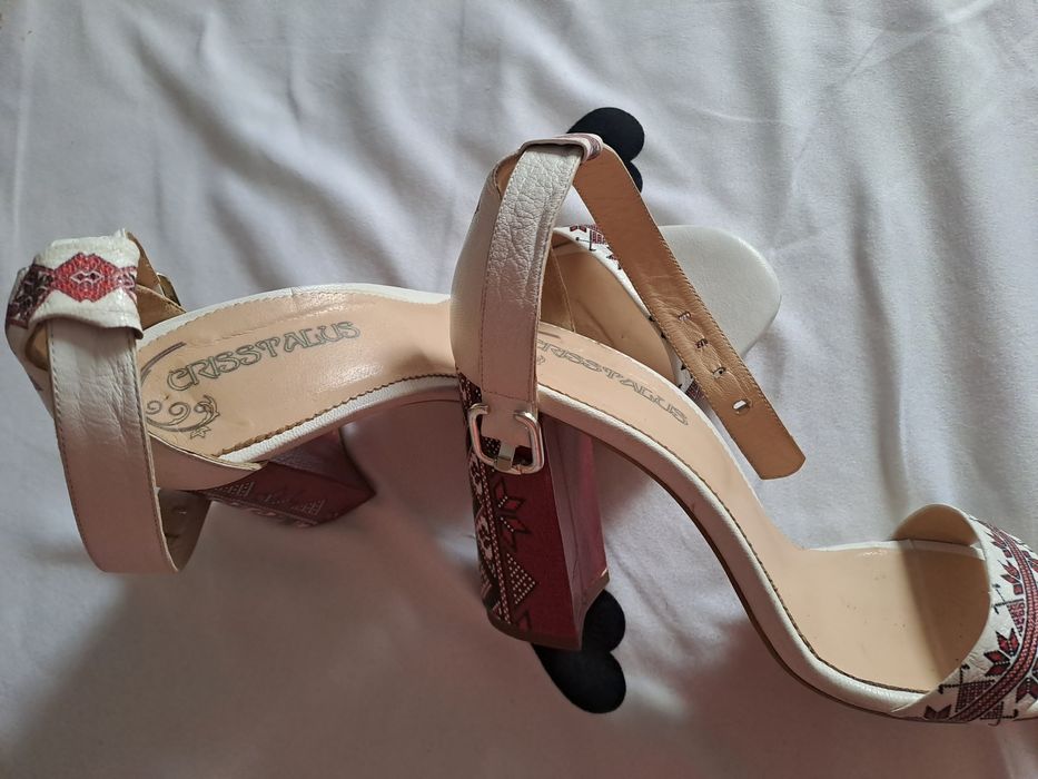 Sandale crisstalus cu motive tradiționale