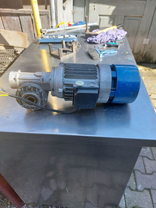 Vând reductor cu motor de 0,37 kw