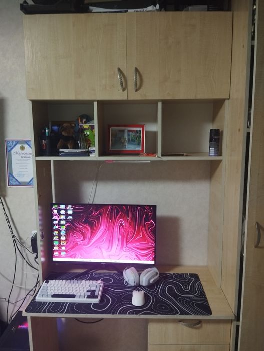 Продам  стол со шкафчиками