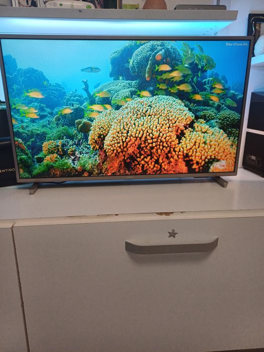 Televizor smart Philips model 32PFS6906/12 cu lumini ambientale pe spate