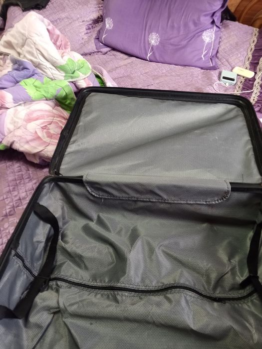 Продам серебристый чемодан