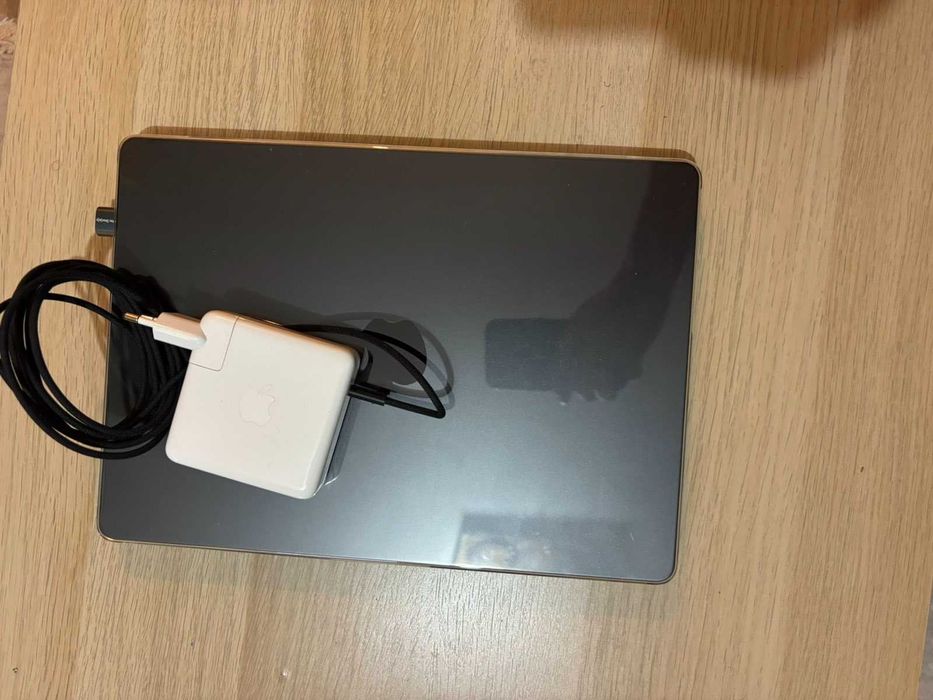 MacBook Pro M5 Pro – Почти като нов + Подарък калъф + батерия