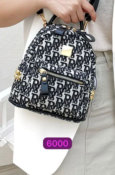 Продаю одежду на фото