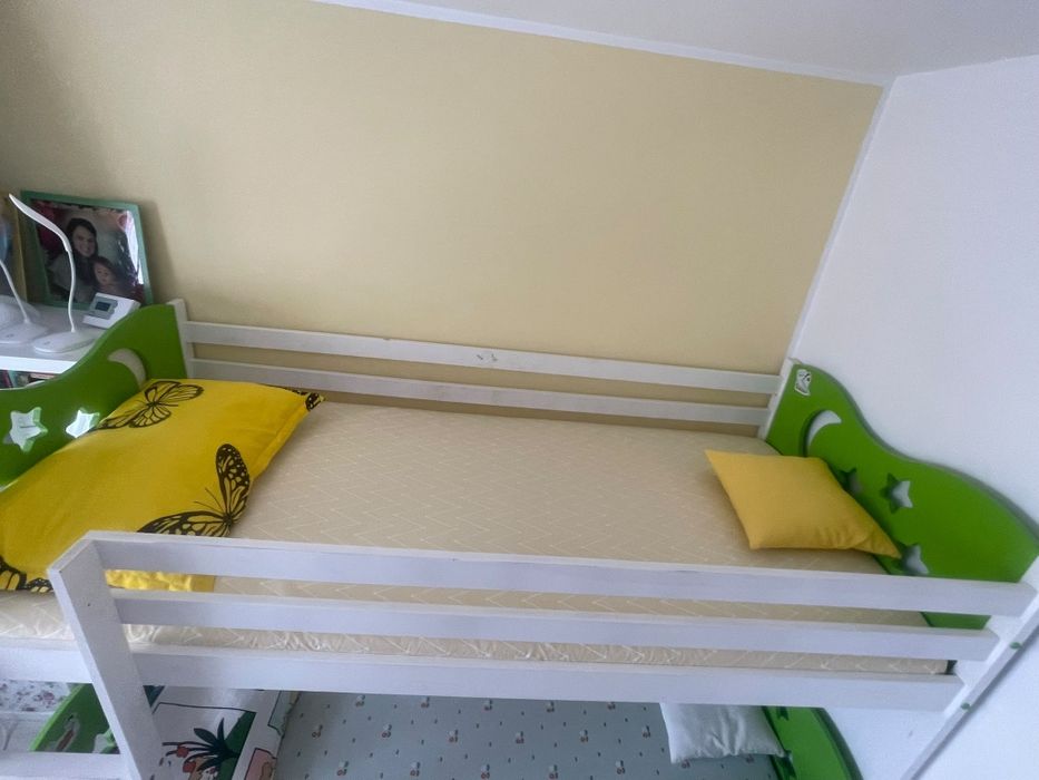 Pat etajat modular din lemn cu ladă de depozitare.