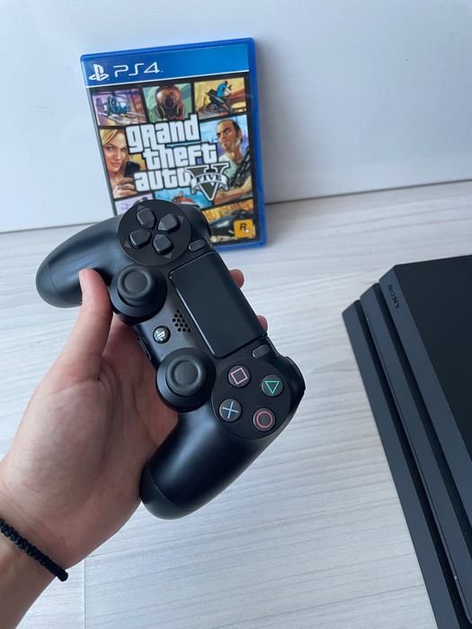 PlayStation Pro 4 + едн джойстик и подарък игра Grand Theft Auto 5