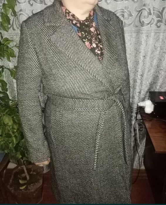 Продаю пальто брендовое с поясом.