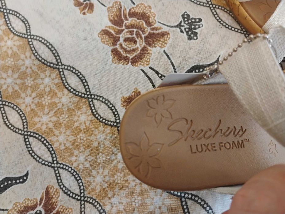 Чисто нови дамски сандали Skechers Cali Luxe Foam White Slingback Wedge (39 номер)