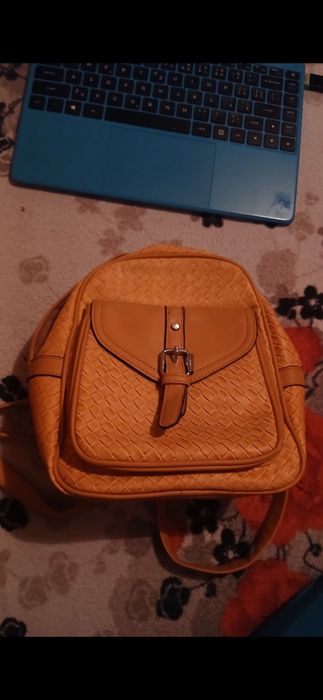 Ghiozdan de culoare  galbenă