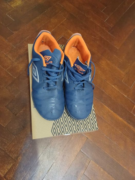 Обувки футболни стоножки Puma 40 номер и Umbro 37 номер