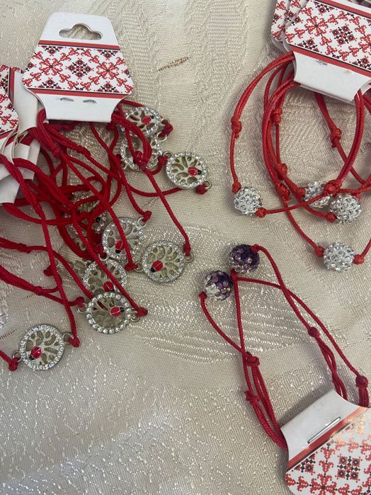 Гривна с червен конец на едро