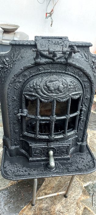 Старинна  печка   на  дърва