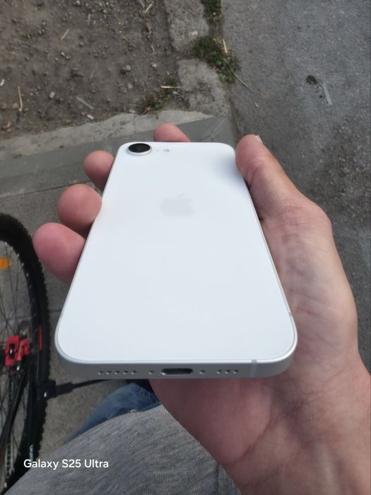 Продавам Iphone 16e