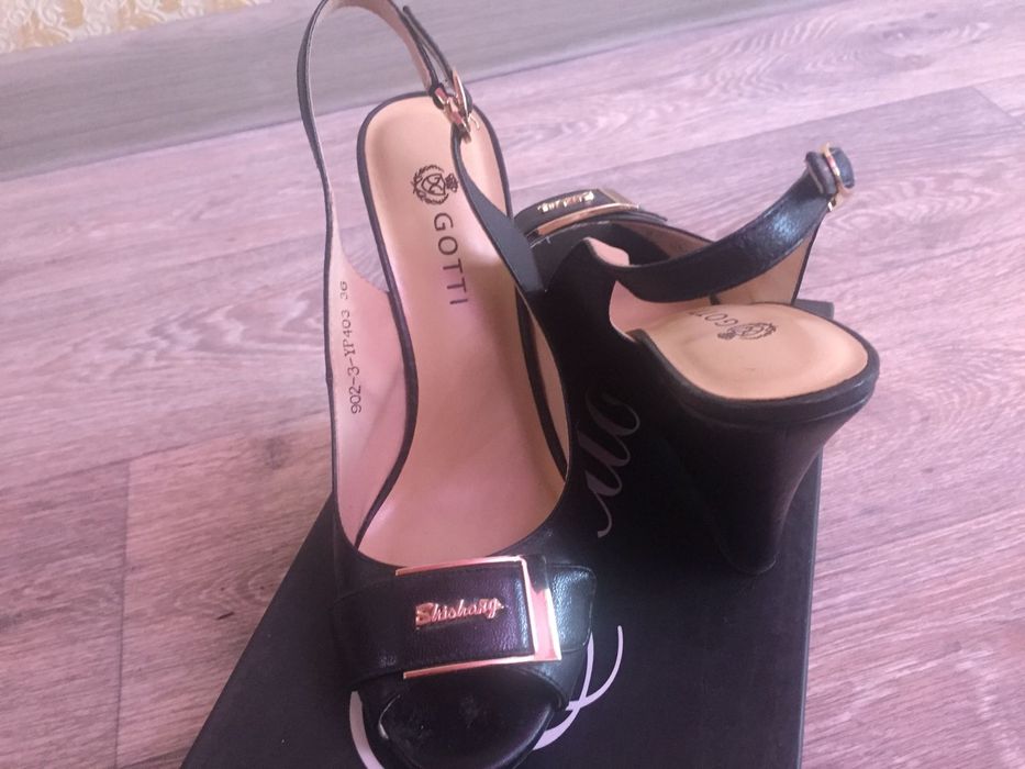 Продам кожанные босаножки