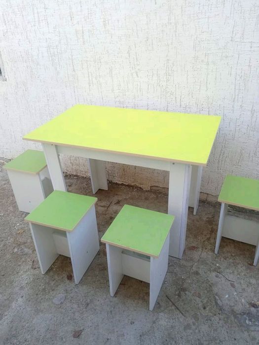 Стол с табуретками