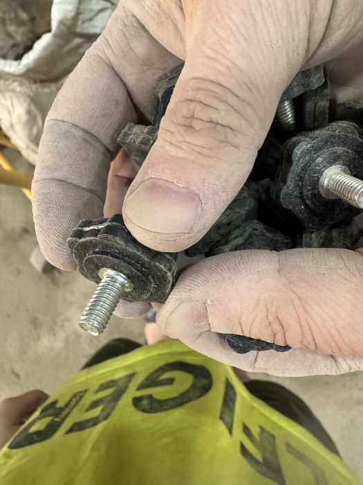 Резба, шуруп для кронштейн и прочее