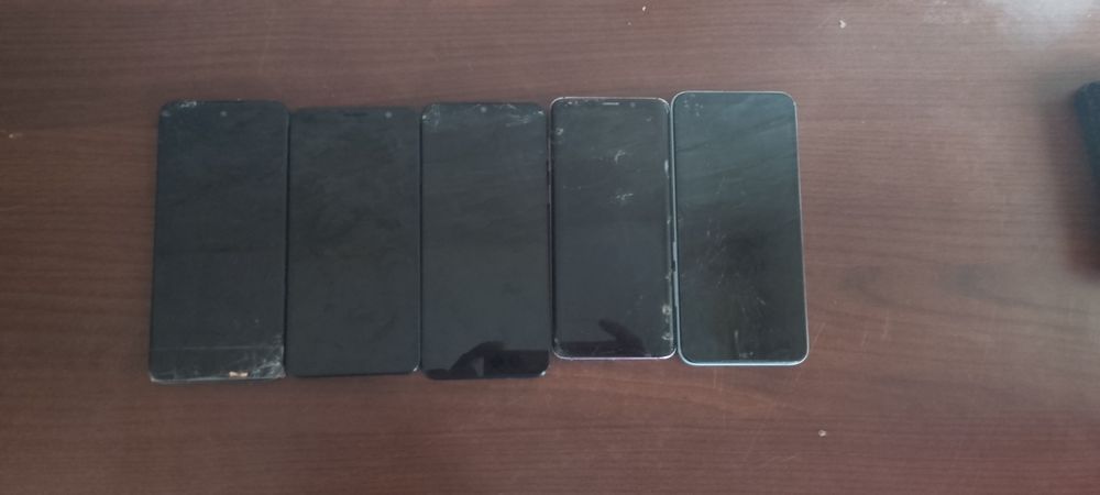 Telefoane de piese tot este bun la ele în afară de display cel tlc bun