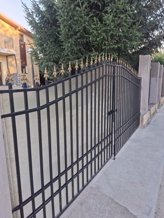 Porti metalice acces auto si pietonal.
