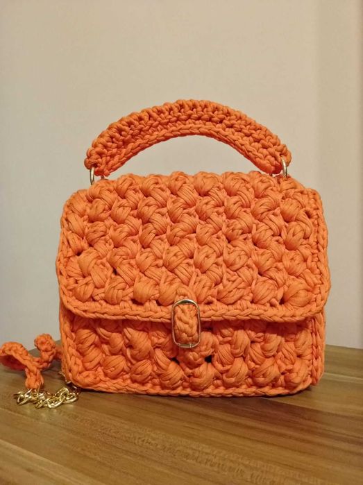 Дамска чанта ръчно плетена