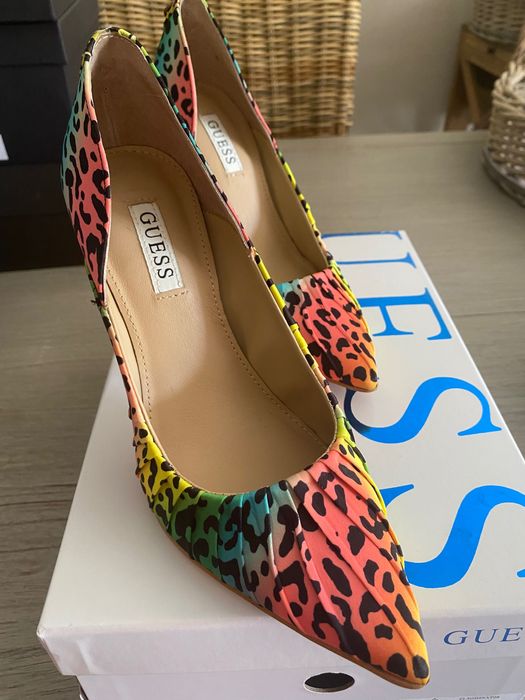 Обувки с ток GUESS