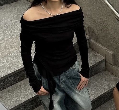 Кофта черная, с открытыми плечами